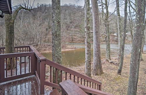 Riverfront Elkins Home with Fireplace and Deck! - Foto 22