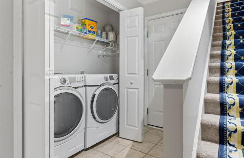 Entire home in prime Raleigh with community pool, dog park and golf course - Photo 15