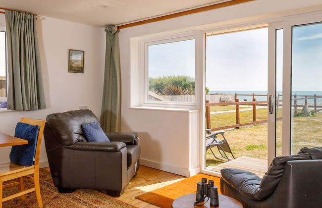 Sunny Seafront Chalet - Sleeps 6 - Photo 14