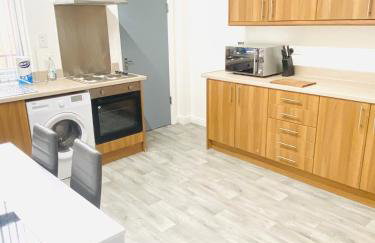 Beautiful 4 Bedroom 2 bathroom House close to city centre - Foto 11