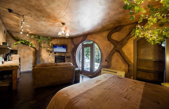 Eureka Springs Treehouses, Hobbit Caves & Castles - Photo 33