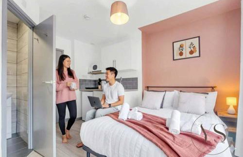 Stylish Longton Suite 2A Near Alton Towers with Smart TV & Kitchenette - Foto 1