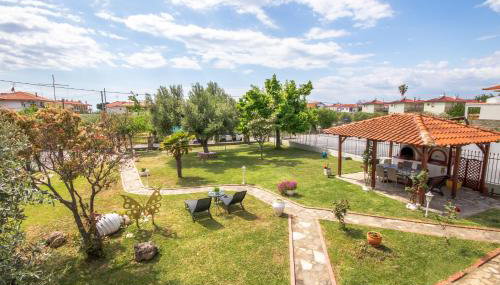 Azure Bay Villa by RentalsPro - Neos Marmaras Halkidiki - Foto 2, Garden, sunbed