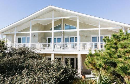 Beachfront home with expansive deck and direct beach access - Foto 1