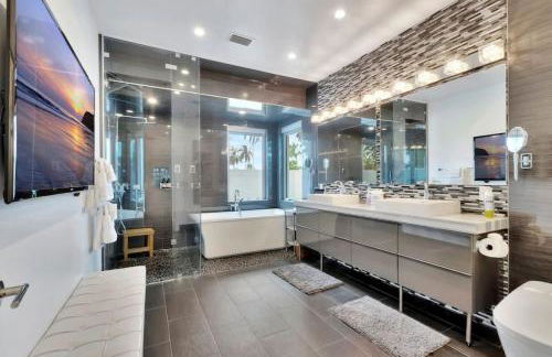 Lynoras Luxe Estate 3 bedroom 3 bath with Modern Design and Heated Pool - Foto 41