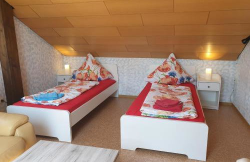 Sonnige ruhige Dachzimmer inkl WIFI plus Kaffee mit WG Dusche und neuer Küche - Foto 1