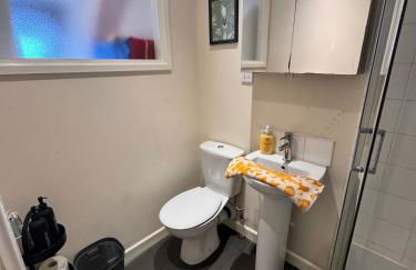 #81 Stylish Top Floor - for 2 - 10 mins to Brueton Park - " Perfect for Business Traveler and Couple - Free Parking" - Foto 6