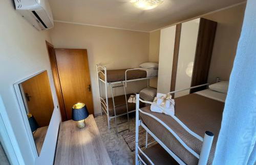 L' Antico Scoglio Appartamenti comfort Nocera Terinese Scalo - 4,7 e 11 Ospiti - Navetta Aeroporto-Stazione & Multi-Destinazioni - Piscina - Spiaggia a 300mt - Giardino e Zona pranzo all'aperto - WiFi & SmartTV - Aria Condizionata - Foto 6