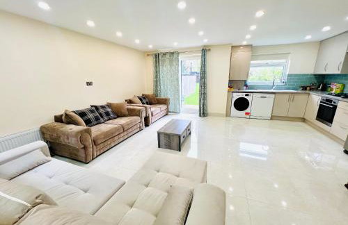 2 Bedroom Flat or Appartment near Heathrow with Garden - Photo 10