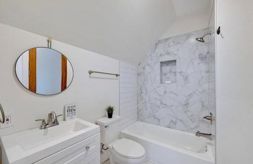 Luxury Lakefront Escape on Lake Travis - Photo 28