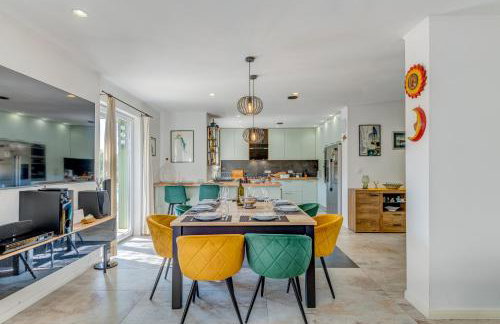 Villa Gariful, Sleeps 8 with Pool & Pet Friendly - Photo 17