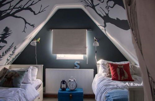 Charming Tudor riverside house - Foto 32