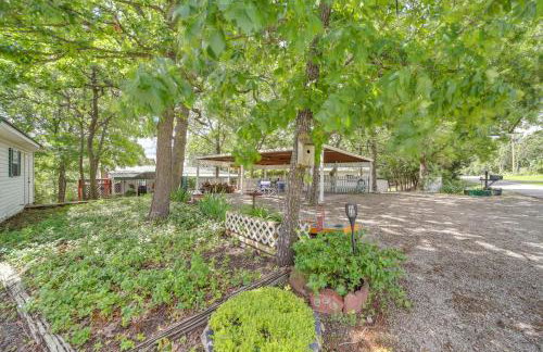 Lakefront Canadian Gem Fire Pit, Decks and Grills - Foto 31