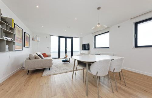 Gorgeous 2 Bed Apartment with Stunning Sea Views with Free Parking and Fast Internet - Foto 1