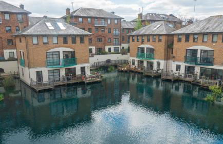 Stylish Waterfront Apartment - Photo 2