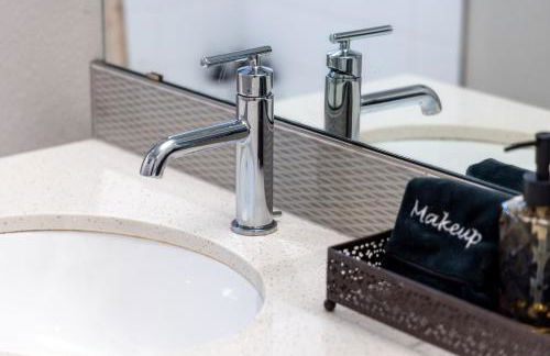 Rooftop Sunset Escape BBQ & Billiards Sleeps 8 - Foto 45