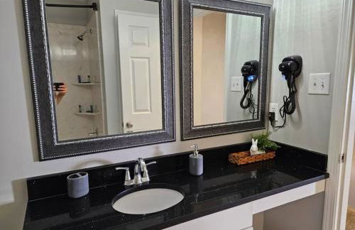 Luxury Pool with King beds Near Shops and Dining - Foto 56