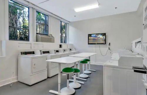 Palm Beach Paradise Walk to Beach Pool WiFi 86" TV WiFi - Foto 44