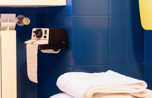 Black & White or Pop Art - Design Apartments with Parking & WiFi - Photo 34