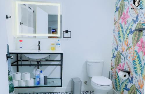 The Stallion #101 - 1BD Modern Loft with Private Patio - Walk to various attractions - Foto 10