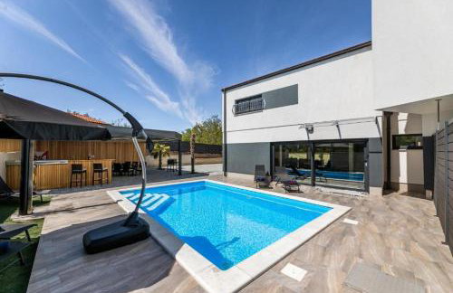 VILLA GEORGE z ogrevanim bazenom in vrtno kuhinjo - Foto 12