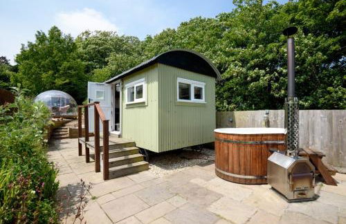 Luxury Coastal Shepherds Hut with hot tub, dining dome & a 5 Minute Walk to Pubs and Village - Foto 1