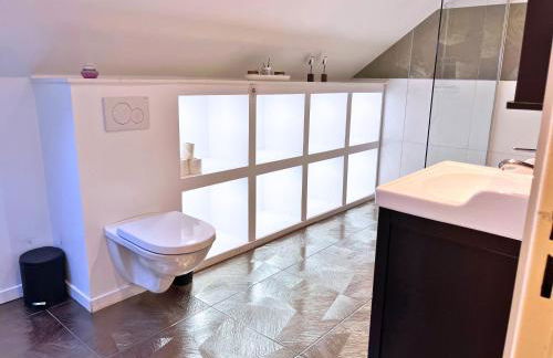 Le Havre by Leslodgespa - Confort et élégance, terrasse privée, proche de l'aéroport et de Bâle - Foto 14