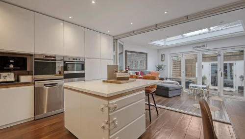 Dove House Wanstead - Stunning 4 Bedroom, 3 Bathroom House with Private Hottub & Gym - Escape London, in Lonon - Foto 2, stove, dishwasher, pet friendly