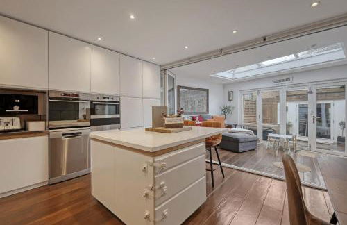 Dove House Wanstead - Stunning 4 Bedroom, 3 Bathroom House with Private Hottub & Gym - Escape London, in Lonon - Foto 2