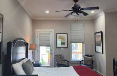 Classy Victorian Brownstone Subway Shopping - Photo 28