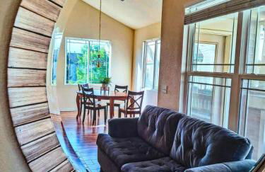 Bright Airy Home with Scenic Views - Foto 10