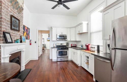 Private 2BR Condo in Uptown by Hosteeva - Foto 12