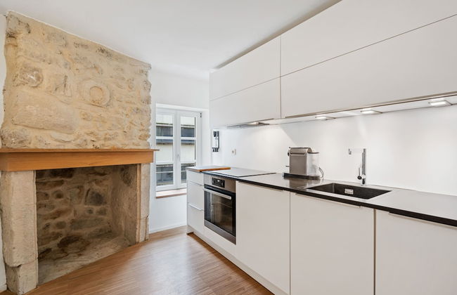 Modern Apt Old Town w Panoramic View ID4 - Photo 10