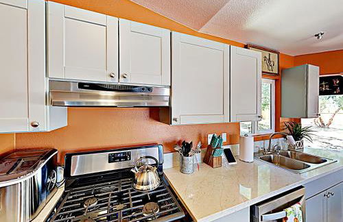 Rawhide Ranch - Walk to Pappy and Harriet's with Hot Tub! home - Foto 10