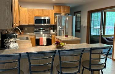 Pocono Hideout Family Home with Hot Tub Deck Sunroom Pool Big Bass Lake Larsen Lake Gouldsboro Clifton Township - Foto 28