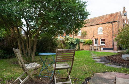 Charming 3BR Cottage Sleeps 8 - 15 Mins to Centre - Foto 16
