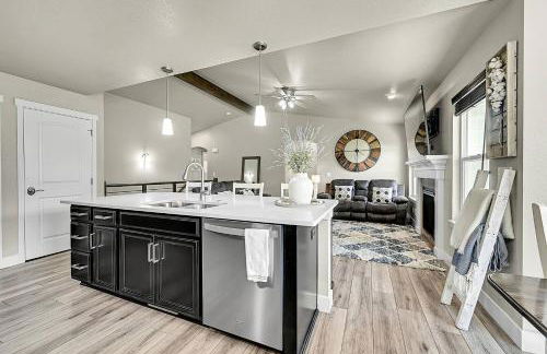 Modern 5BR/3BA Luxury Home|Movie Nights & Comfort - Foto 10