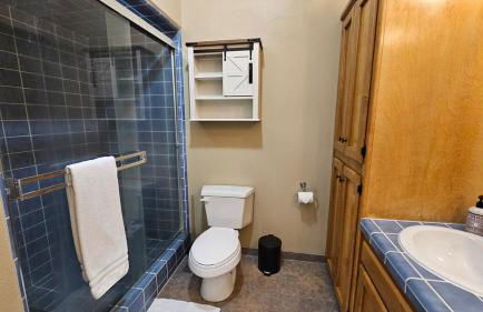 Knotty Pine Cabin with Artisan Stone Patio - Walk to Bass Lake - Foto 19