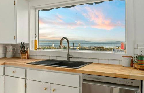 Cozy Coastal Getaway • Panoramic Ocean Views - Foto 8