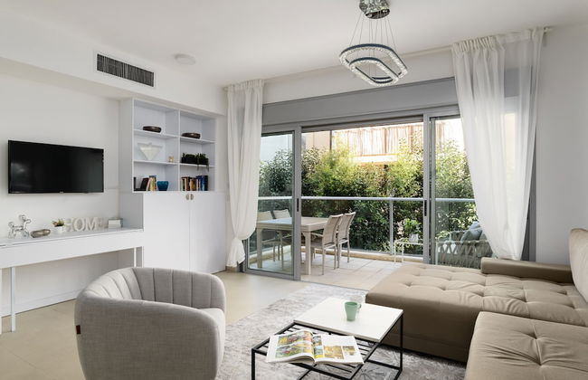 Quiet Hideaway & Terrace near Beach by FeelHome - Foto 18