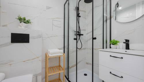 Bright Studio in Bielany close to the Metro by Noclegi Renters - Foto 4, Shower