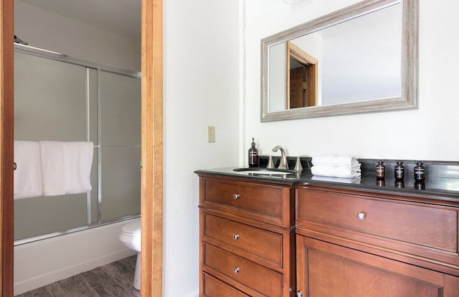 Wolfe by AvantStay | 5mins NorthStar! Fireplace, 2 Private Decks! - Photo 116