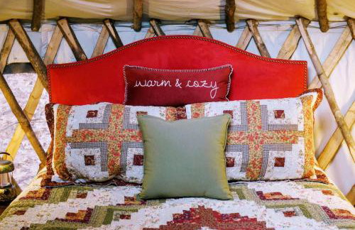 Modern Waterfront Yurt for a Romantic Getaway with a Hot Tub in the Monadnock Region, New Hampshire - Foto 13