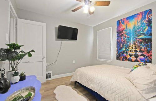 Down the Rabbit Hole walk to downtown - Foto 26