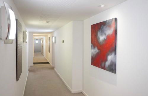 Modern 1BR Apt - Sleeps 4 - Parking - Balcony - Foto 17