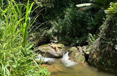 Casa com rio privado passando na frente e cercada por belas montanhas e piscina natural Estrada pavimentada até o estacionamento - Foto 6