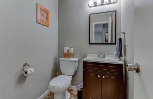 Luxe on Penn Family Friendly, Toddler amenities, baby proof with baby gate, toys, bath toys, cups and plates, Separate Workstation with Desk and Monitor, located in desirable SE Boise next to the Greenbelt and Boise River - Foto 15