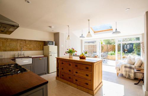 Gleneda Cottage - a renovated, traditional Cotswold cottage full of charm with fireplace and garden - Photo 6