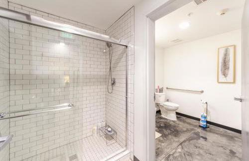 Stylish South Hill Retreat Queen Bed and Sofa Sleeper Full Kitchen Free Parking - Foto 5