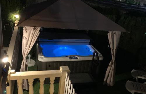 6 Bedroom Luxury Villa, Jacuzzi & heated pool 18 guests - Foto 3